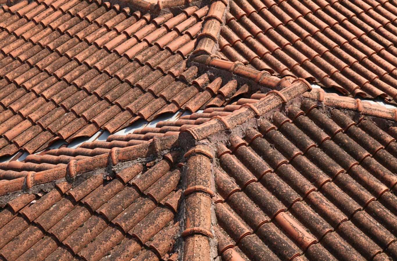 Roofing experts working on a home in Northshore, LA near me.